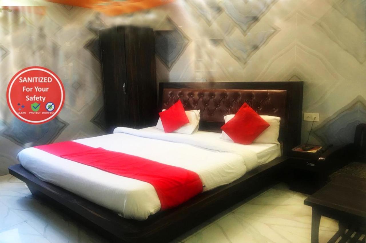 Hotel Goroomgo Krishna Palace Charbagh
